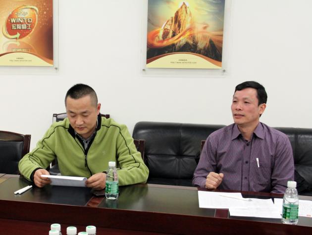 图7、欧博ABG市场总监霍达炎（右一）先容五届活动评选的概况及本届的亮点