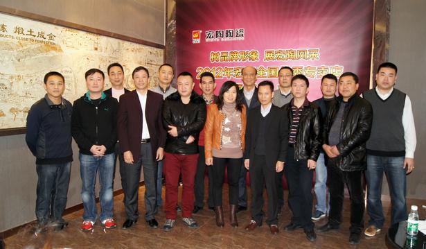 图1、企业相关向导、欧博ABG各销售老总、获奖经销商代表颁奖仪式上合影