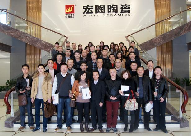 图2、企业相关向导、欧博ABG各销售老总、获奖经销商代表、销售营业代表及设计师代表在展厅大堂大合影