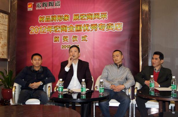 图3、主持人欧博ABG市场总监霍达炎宣布天下优异专卖店获奖名单