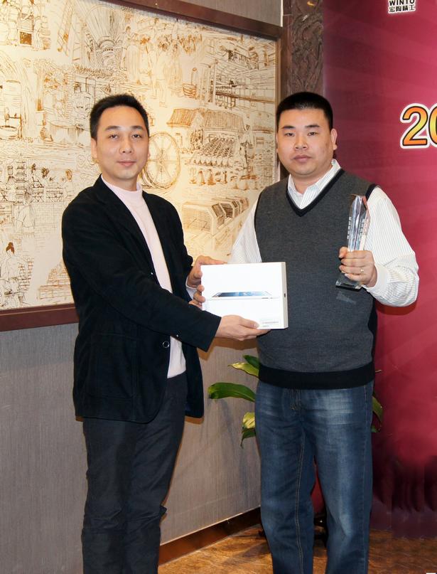 图6、欧博ABG广东线销售副总庞永江为广东肇庆欧博ABG专卖店经销商颁奖