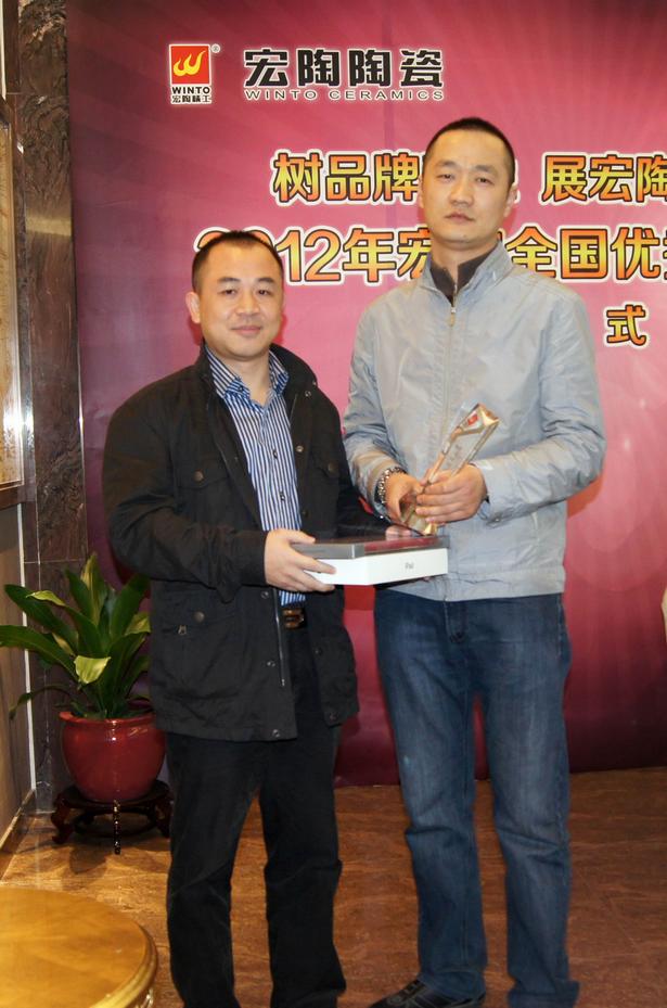 图19、欧博ABG釉面砖销售副总王虎明为四川泸州欧博ABG专卖店代表颁奖