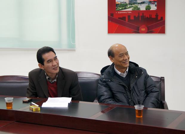 图2、企业副总欧家瑞（右一）、欧博ABG销售总司理陆志江对参评专卖店装修效果感应知足