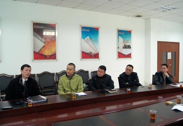 图7、欧博ABG市场总监霍达炎（左一）先容专卖店参评情形