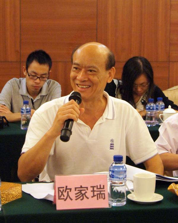 图3、企业副总欧家瑞脸露微笑，，，，，，，衷心谢谢专家组及向导媒体对欧博ABG薄砖手艺的高度评价