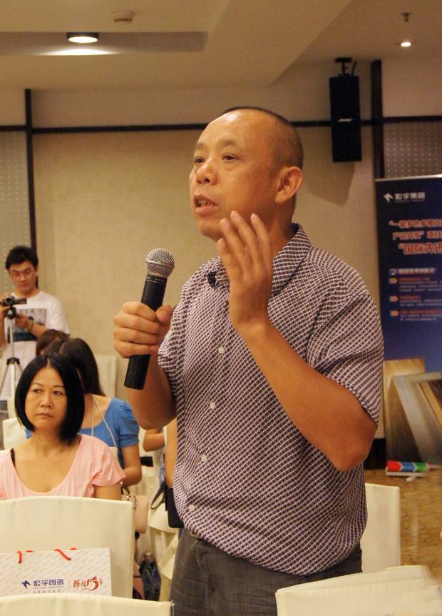 图4、陶瓷资讯报社长喻镇荣盛赞欧博ABG公司诚信赢天下