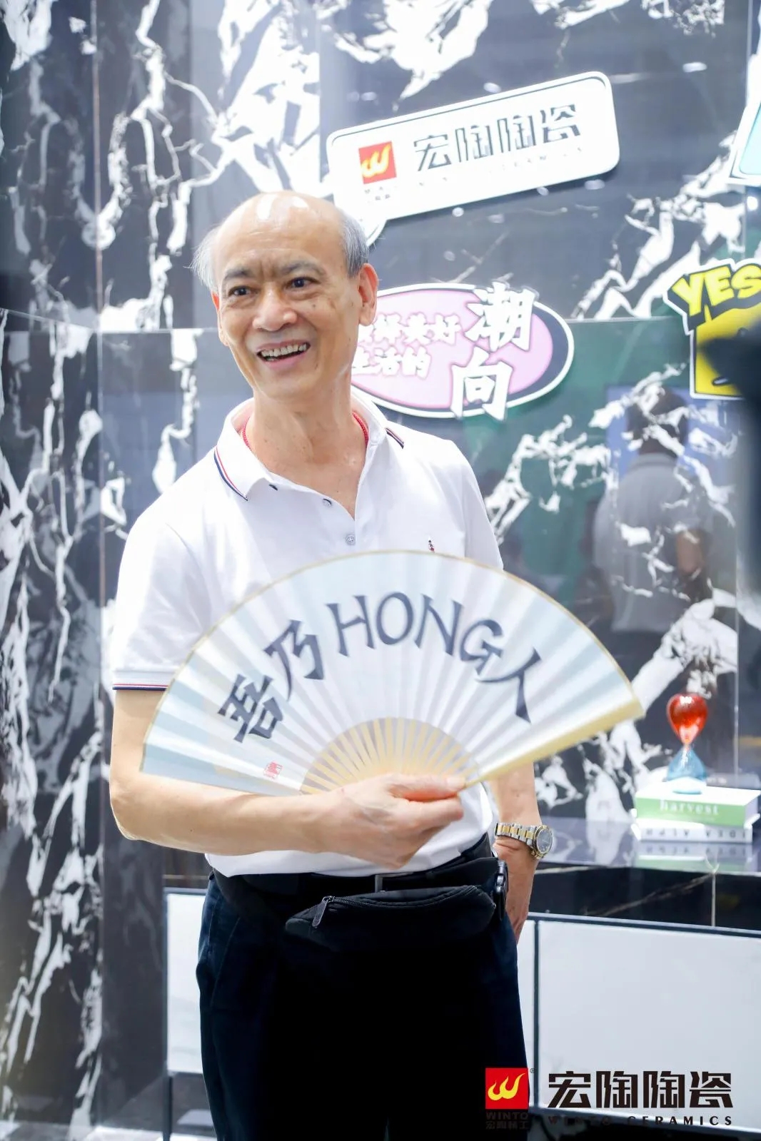 欧家瑞手持欧博ABG文创礼物