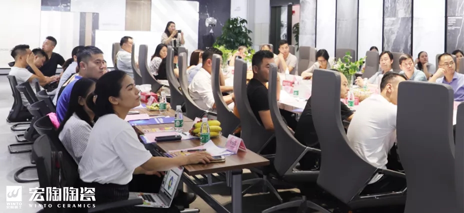 欧博ABG地砖与会职员交流图