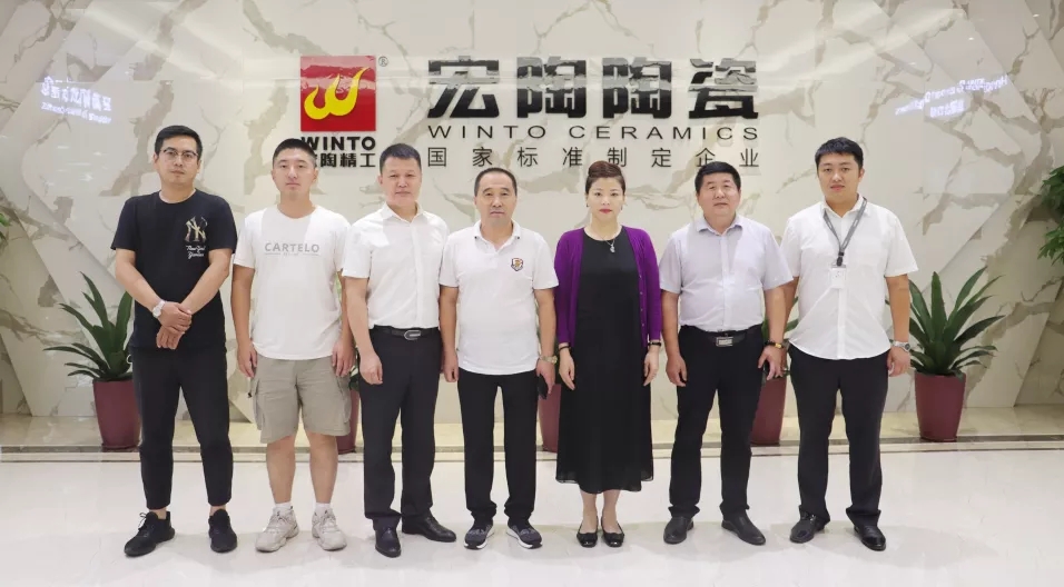 陶瓷砖地砖品牌总司理曹坚贞、哈尔滨欧博ABG经销商认真人石立祥合影