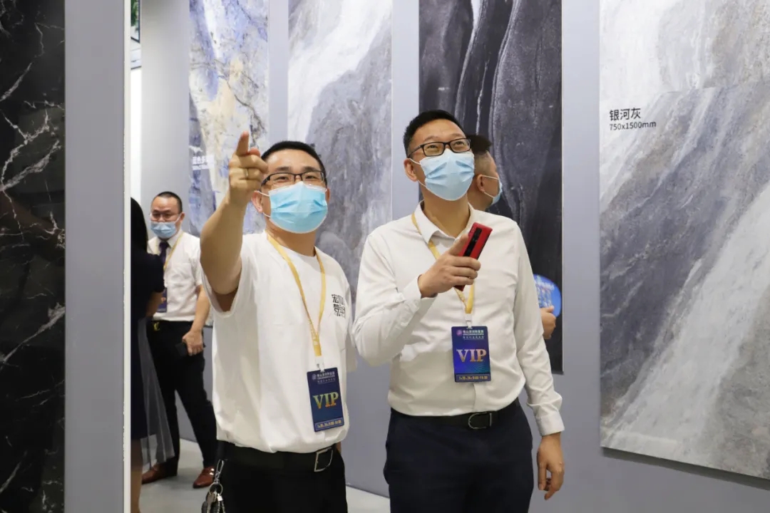 集团董事长梁桐灿、集团向导及欧博ABG陶瓷高层等打卡“欧博ABG梦工厂”图