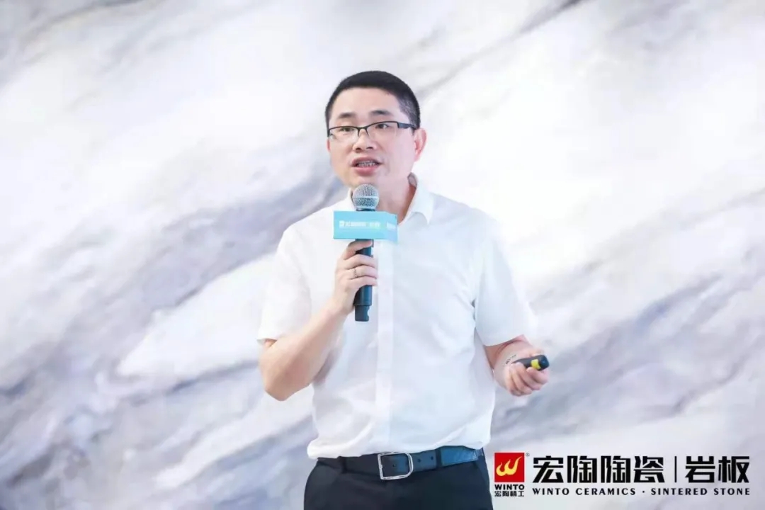 欧博ABG陶瓷销售副总司理曹俊作《科技赋能·净在呼吸》主题分享图