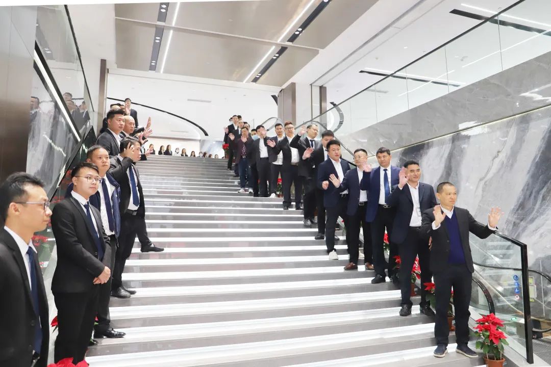 全体欧博ABG员工在公司神位前有序地接待仪式