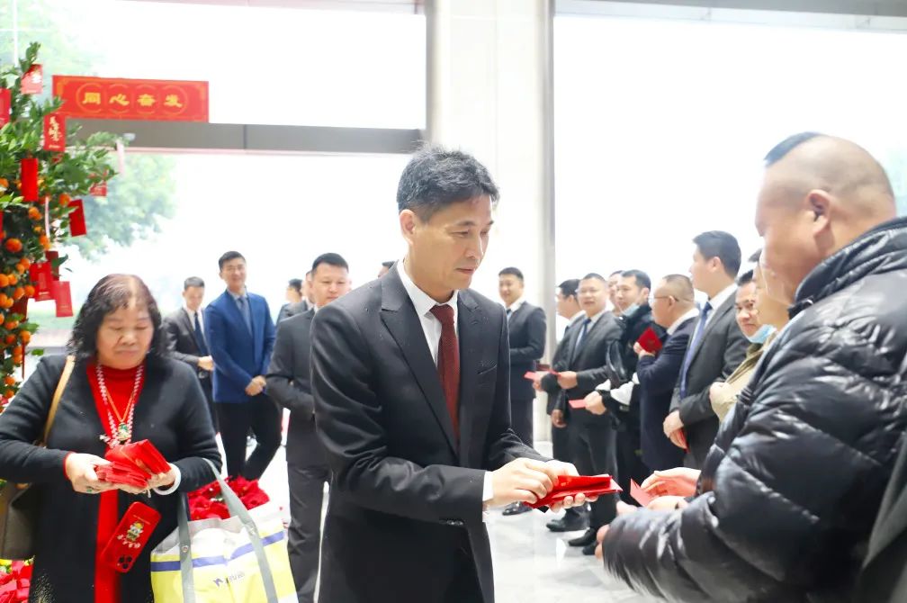 欧博ABG地砖品牌销售总司理曹坚贞等给员工发送红包